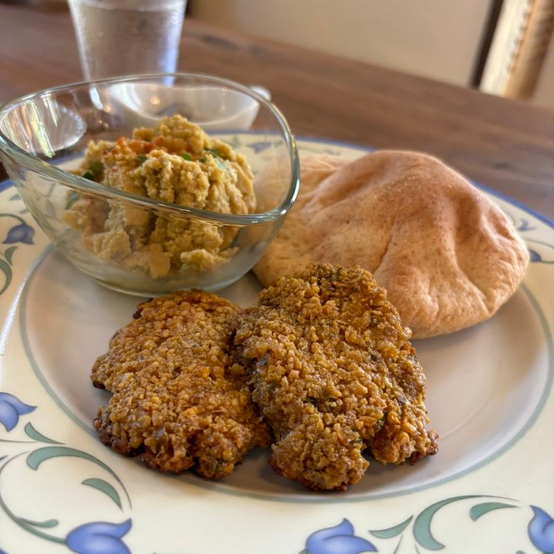 ひよこ豆のコロッケ、フムス、ピタブレッドのプレート（ヴィーガン）(ジュー チャット カフェ （Joo Chiat Café）)