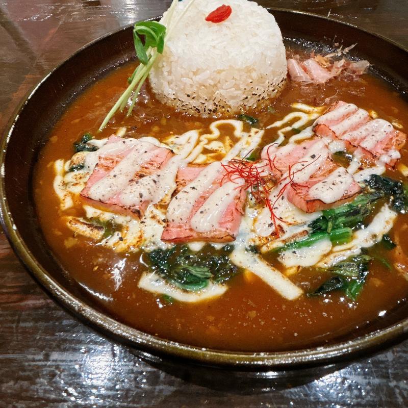 トリュフ香る厚切りベーコン焼きチーズカレー(ジパングカリーカフェ 和風カレー ヒゲ ボウズ)