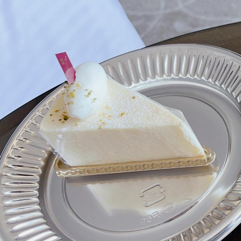 レアチーズケーキ(カフェレストラン「カメリア」)