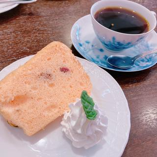 桜のシフォンケーキ(ミカドコーヒー 軽井沢プリンスショッピングプラザ店 )