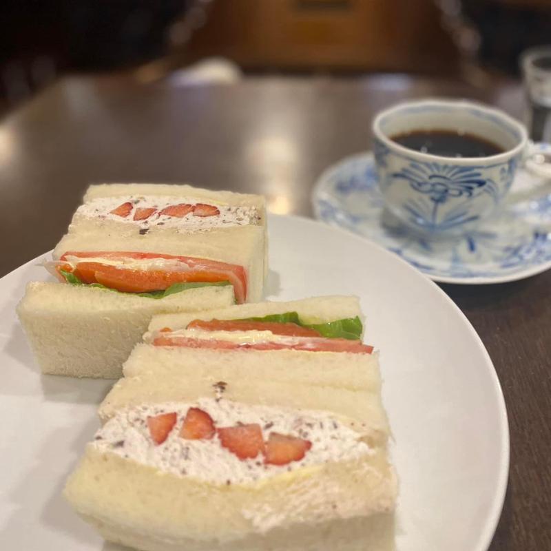 いちごと二色チョコとスモークサーモンのサンドイッチ(珈琲とサンドイッチの店 さえら)