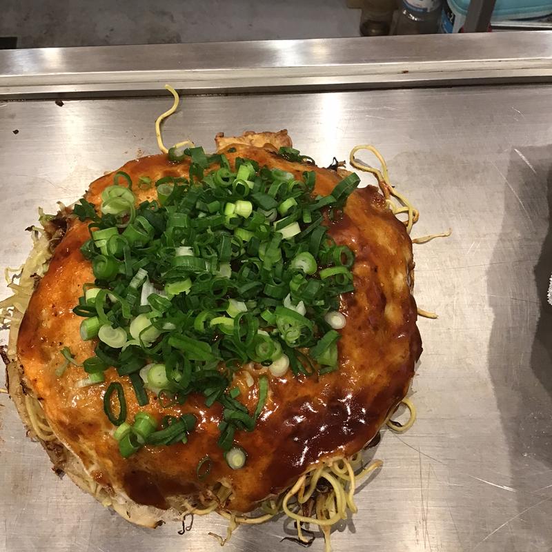 すみれスペシャル(豚玉、イカ天入り)(廣島お好み焼き すみれ 大阪福島店)