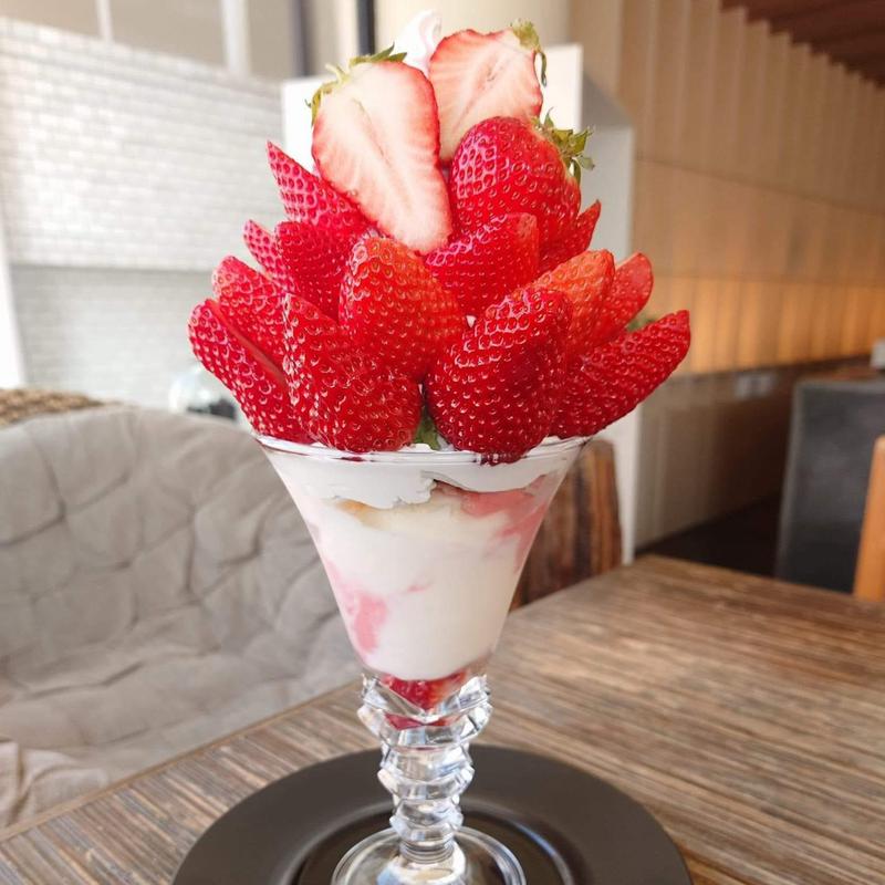 3品種のブランド苺のスペシャルパフェ(プリンス オブ ザ フルーツ)