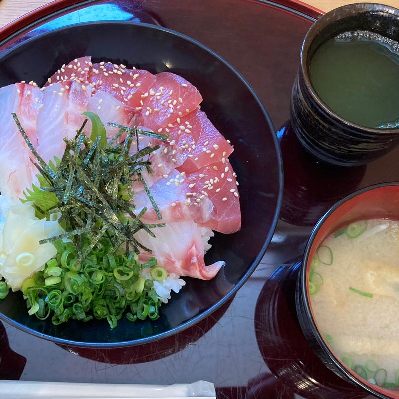 まぐろ白身丼(まぐろの館 （マグロノヤカタ）)