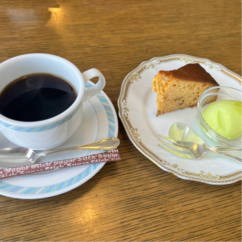 デザートセットとコーヒー(肉料理プチハウス)