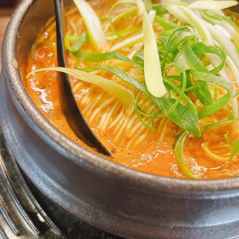 赤ホルモンラーメン(ホルモンらーめん 8910/白寿 梅田店)