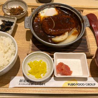 半熟玉子と特製デミソースのハンバーグ定食(さち福やCafe 町田東急ツインズ)