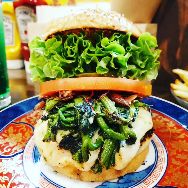 菜の花とホタルイカのモッツァレラチーズバーガー ガーリックバターソテー(ハンバーガーのオクノ)