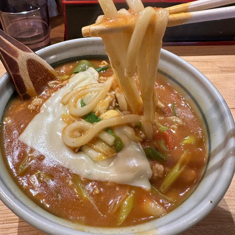 トマトチーズカレーうどん(江戸屋)