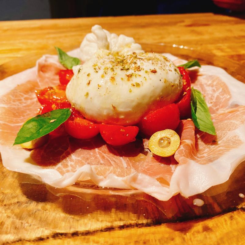 プーリア州名産ブッラータと トマトのマリネ パルマ産生ハム添え(Latteria BeBè Kamakura ラッテリアべべ カマクラ)