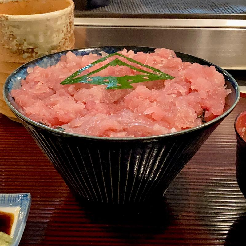 生 本まぐろ丼(うを市)