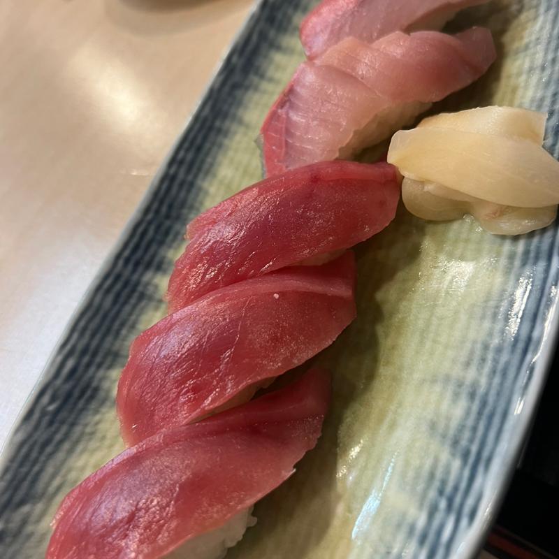 マグロ＋はまちの握り寿司(や台ずし白子駅前町)