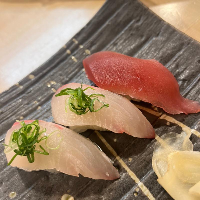 シマアジ＋マグロの握り寿司(や台ずし白子駅前町)