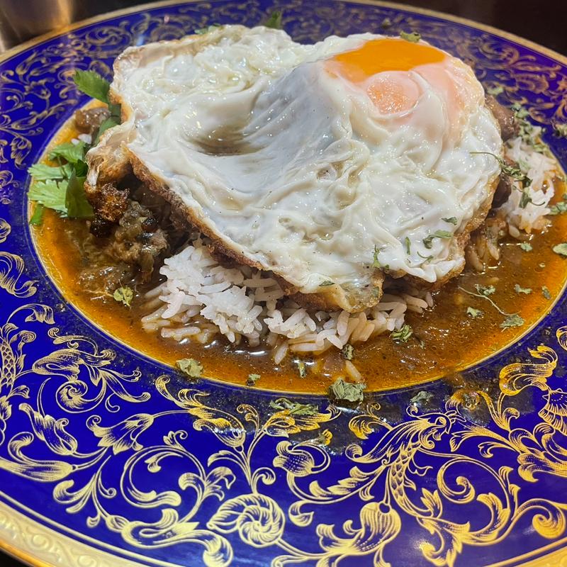 本日のカレー2種(目玉焼き)(アマゾネスブッチャー)