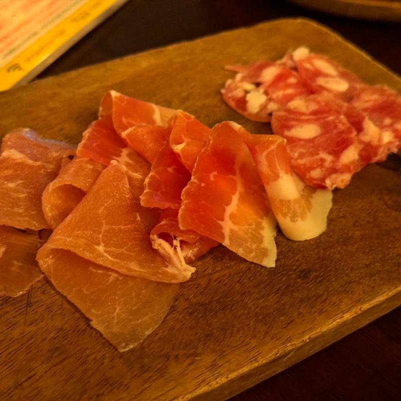 生ハムとサラミの盛り合わせ(YONA YONA BEER WORKS 歌舞伎町店)