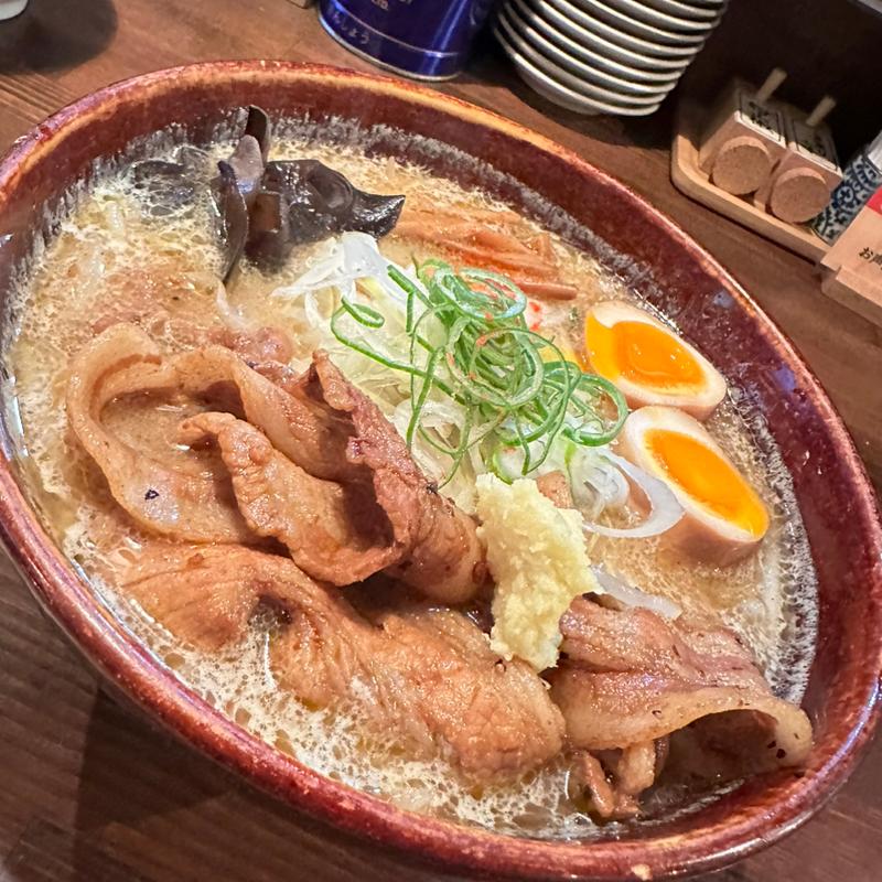 炙り豚盛り味噌ラーメン(札幌みその一期一会 札幌駅前店)