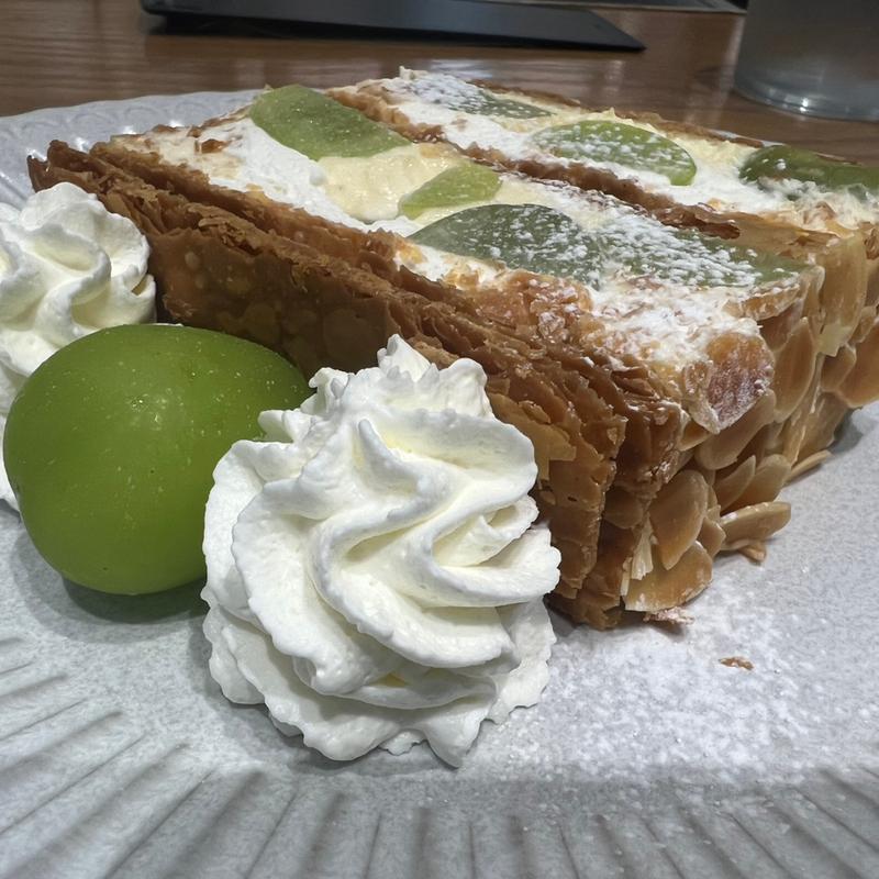 シャインマスカットパイ(キハチ カフェ 日比谷シャンテ)