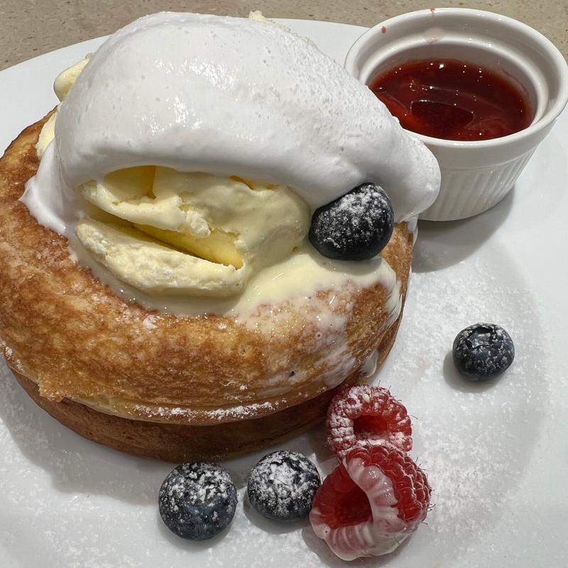 ベリーとクリームチーズのパンケーキ(カフェ＆ブックス ビブリオテーク 東京・有楽町（café & books bibliothèque Tokyo Yurakucho）)