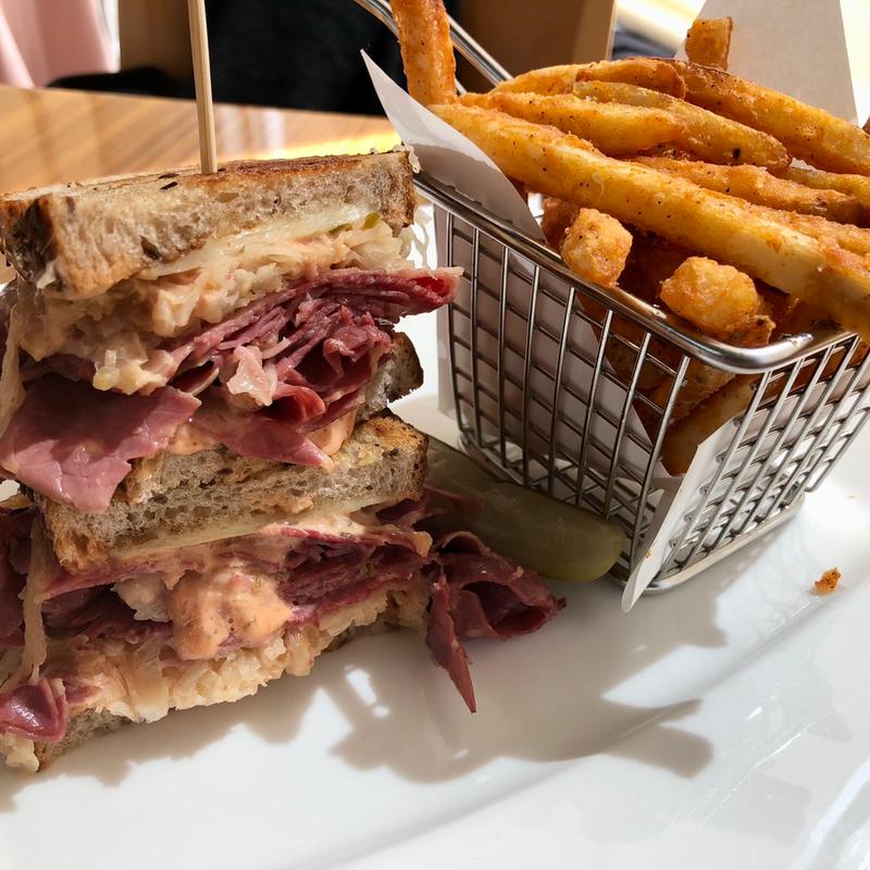 ルーベンサンド(アメリカンバーアンドグリル （American Bar & Grill）)