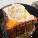 ホイップバターとメープルシロップ