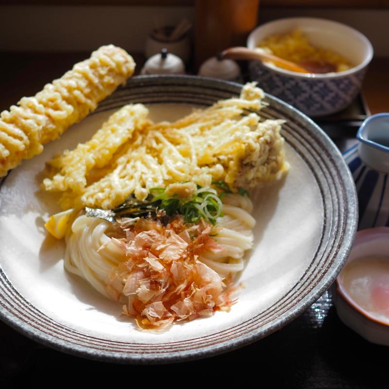 きのこ天ぶっかけ　825円(饂飩 梵蔵 （ウドン ボンクラ）)