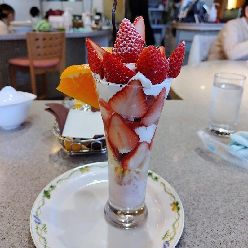 苺づくしのパフェ(Valluga)