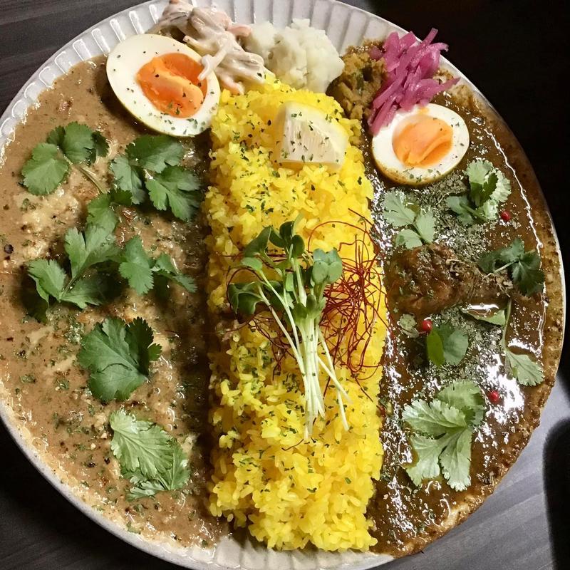 肉肉カレー ルー大盛り パクチー スパイス卵(三日坊主の四日目カレー)
