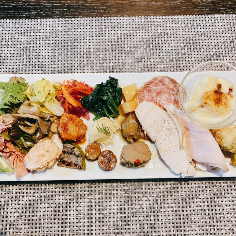 前菜盛り合わせ　そら豆とカラスミパスタ　フォッカッチャ(BARRIQUE DUE)