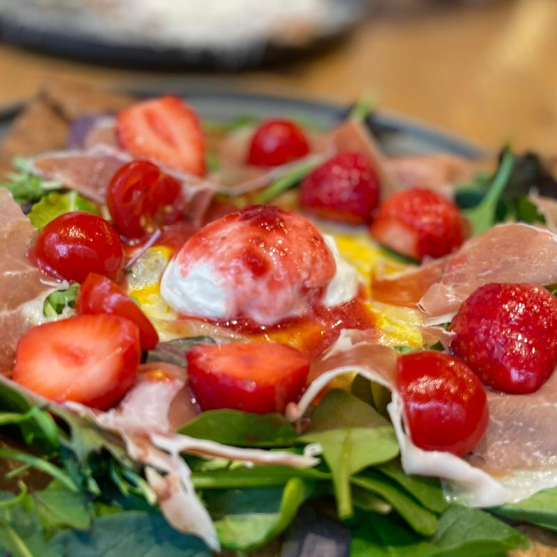 あまおうとハモンセラーノ、リコッタチーズのガレット(HEARTH SMOKED GRILL & GALETTE【ハース池袋】)