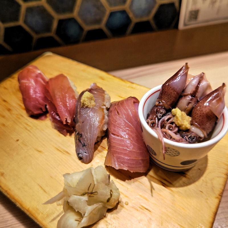 利尻昆布と煮干しの追いかつおラーメン+赤酢五貫セット(すごい煮干ラーメン野毛 すし 釣りきん)