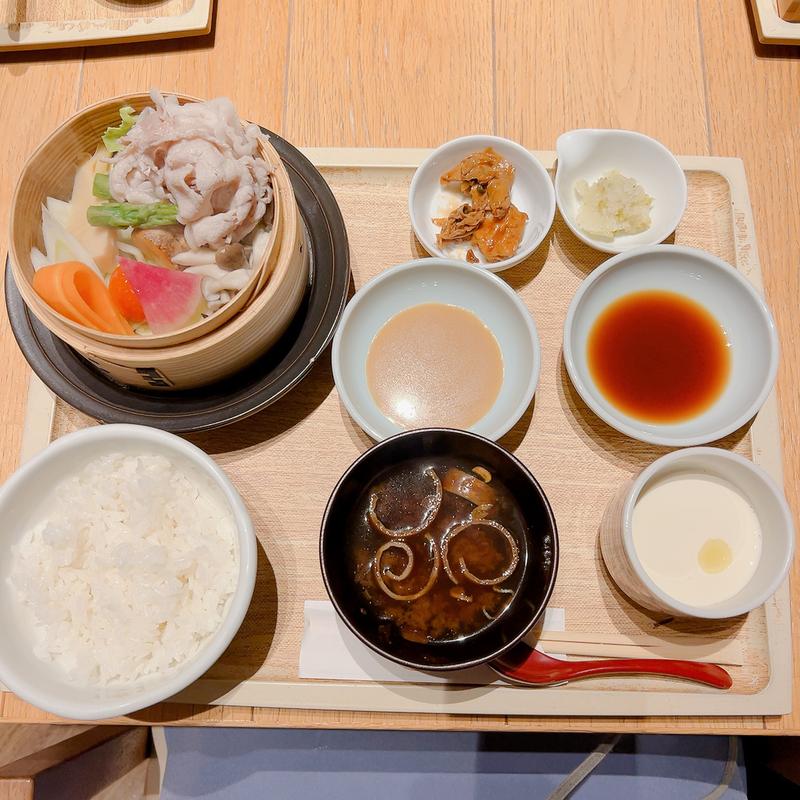 霧島オリーブ赤豚と春野菜のせいろ蒸し(食のつむぎ 枚方T‐SITE店)