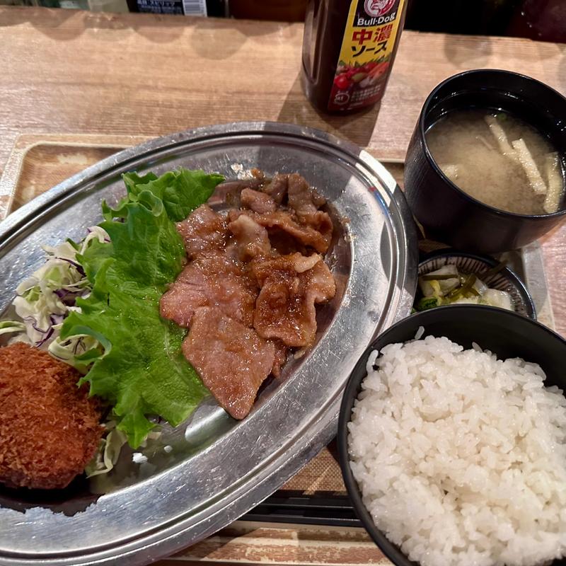 キッチンビーバーのメンチカツ定食(烏森絶メシ食堂)