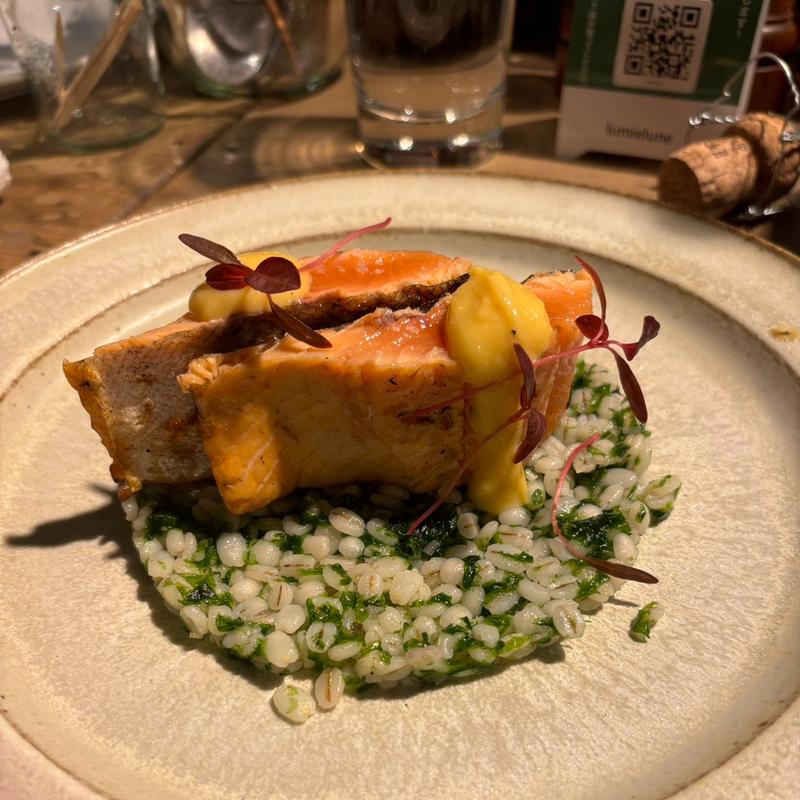 藁で燻した北海道サクラマスの炭火焼き(lumielune(ルミエルネ))