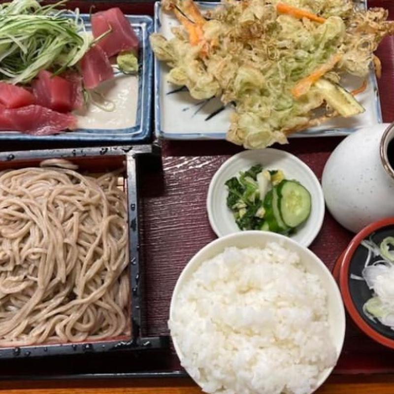 かき揚げ蕎麦とマグロブツ定食(御食事 はすみ)