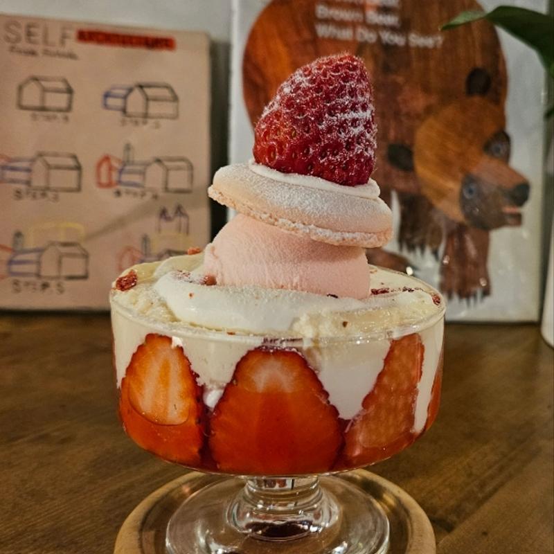 苺と桜のムースパフェ(期間限定)(カフェマーノ)