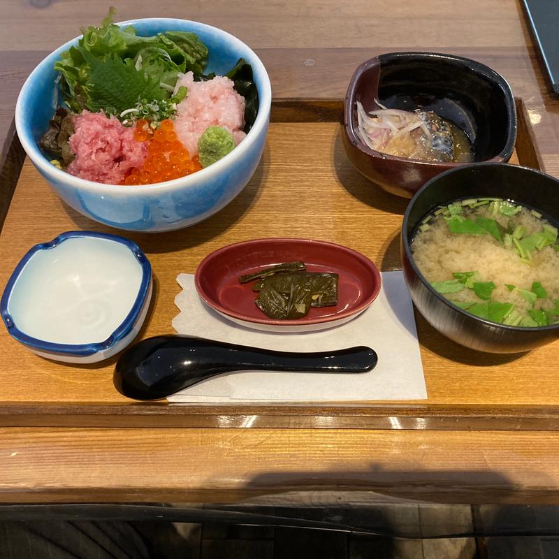 三色丼(ふかひれ・や )