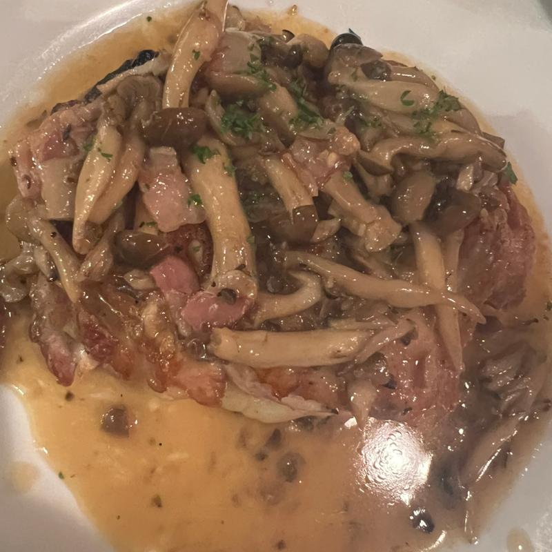 チキンガーリックステーキ(ベーコンシメジのバターソース)(洋食バル ウルトラ )