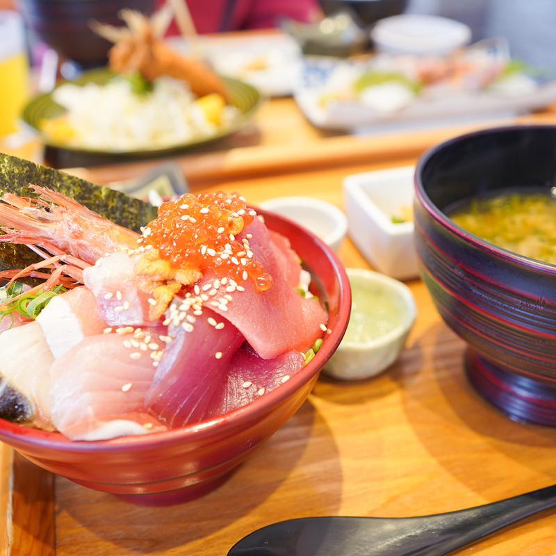 海鮮丼(上)(館山なぎさ食堂)