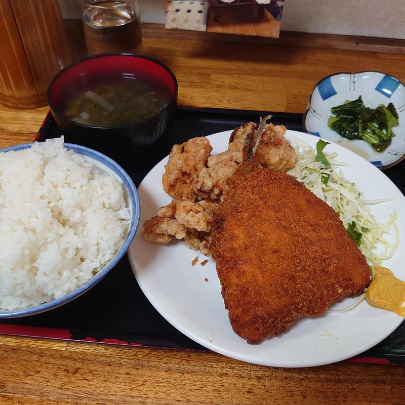 アジフライと唐揚げ定食＋大盛り(味の食卓 )