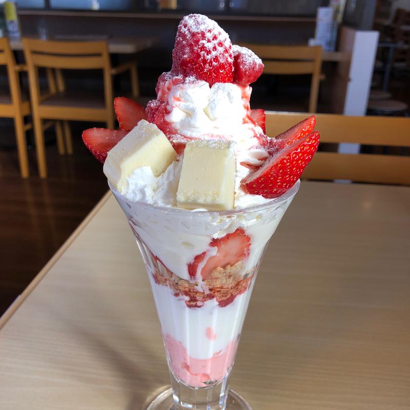 フレッシュ苺とショートケーキアイスの華やかパフェ〜チーズケーキ添え〜(ジョイフル八潮店)