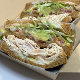 チキンシーザークラブサンドイッチ(M&T Wraps and Sandwiches)