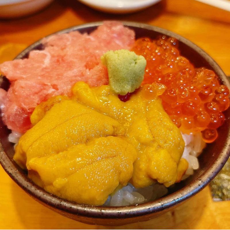 豪華ミニ3色丼(すし処 まる辰)