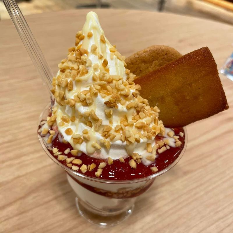 苺サンデー(ピーナッツDORE)