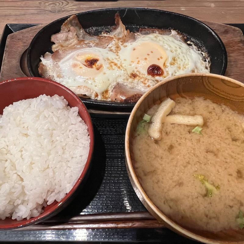 豚バラ目玉焼き定食(しんぱち食堂 亀有駅前店)