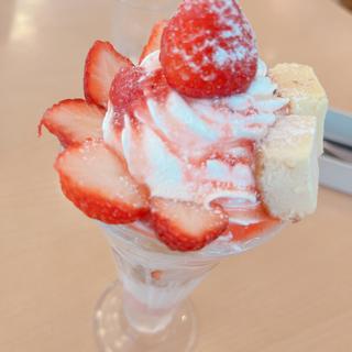 フレッシュ苺とショートケーキアイスの華やかパフェ(ジョイフル 鹿児島郡山店 （Joyfull）)