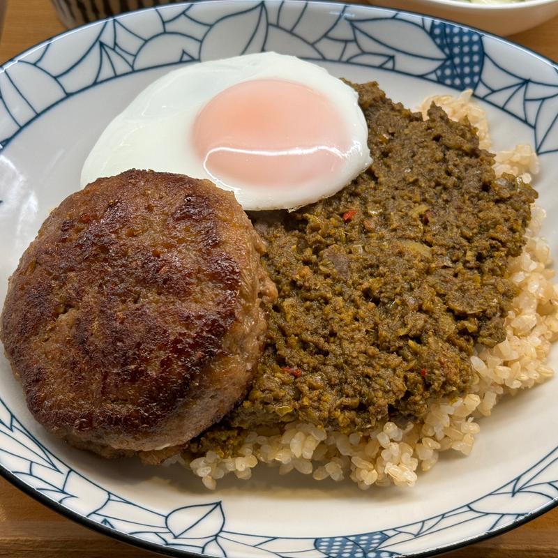 岩手県山形村短角牛カレー　キーマカレー目玉焼き付き　岩手県山形村短角牛100%手作りふっくらハンバーグ(NCカレー)