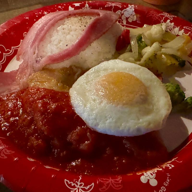 チキンのオーブン焼き、ベーコン、エッグ、ライス添え(ユカタンベースキャンプ・グリル)