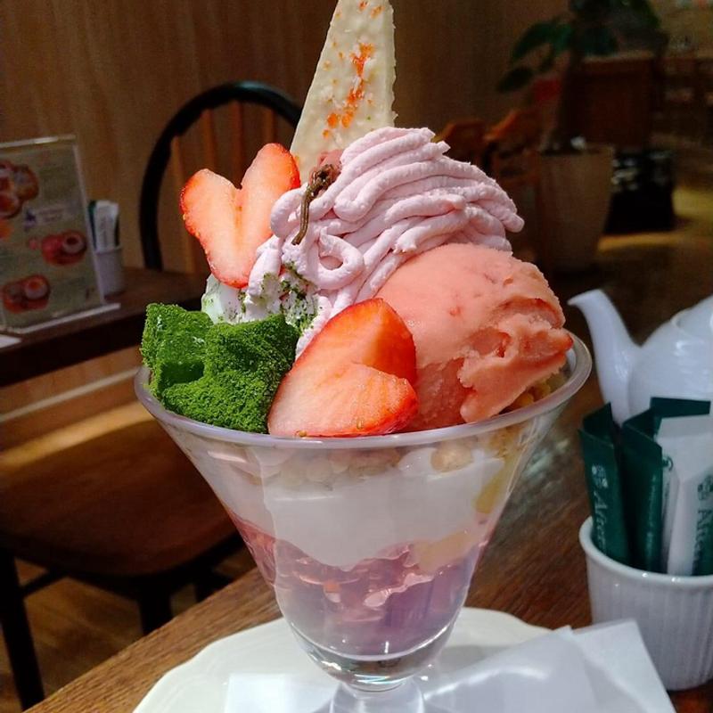 桜とクリームチーズのパフェ(アフタヌーンティー・ティールーム ルミネ荻窪)