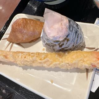 いなり寿司、鮭おにぎり、カニカマ天ぷら(丸亀製麺足立加平)