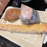 いなり寿司、鮭おにぎり、カニカマ天ぷら